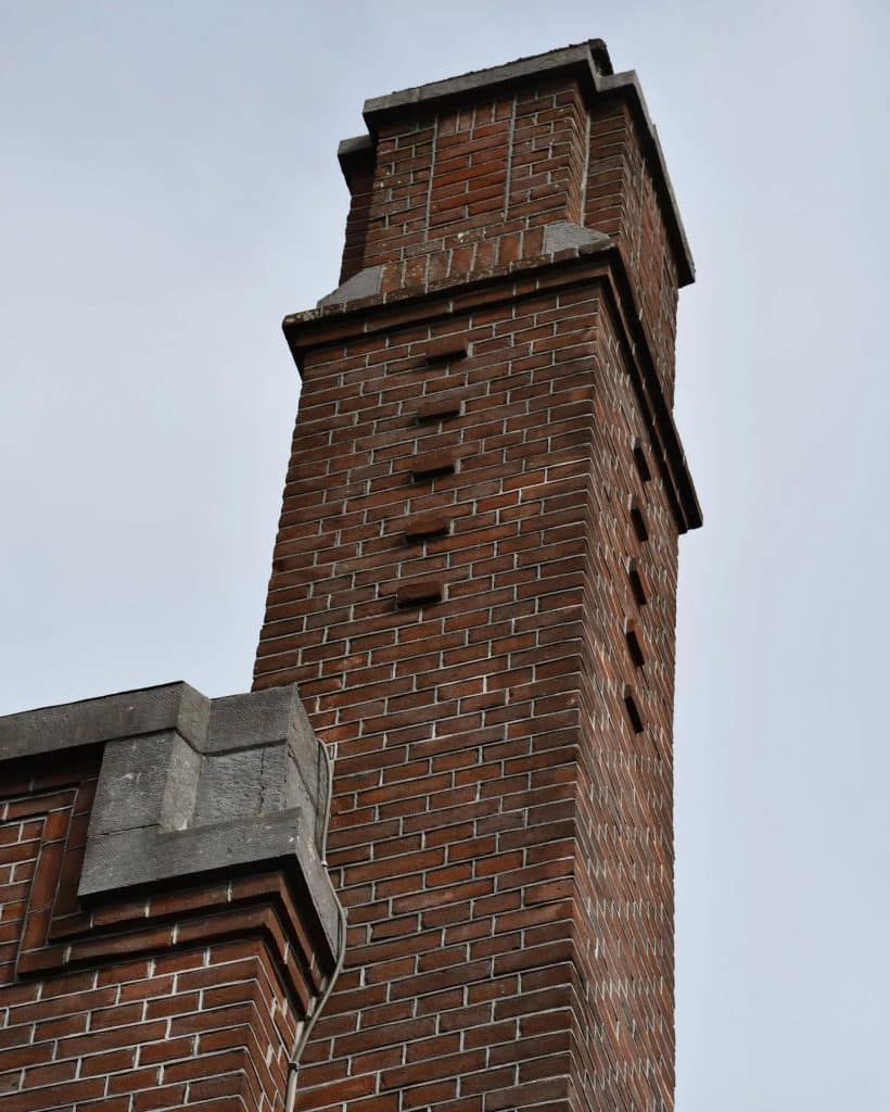 Detail van de schoorsteen op de Bank van Wisselink in Alkmaar