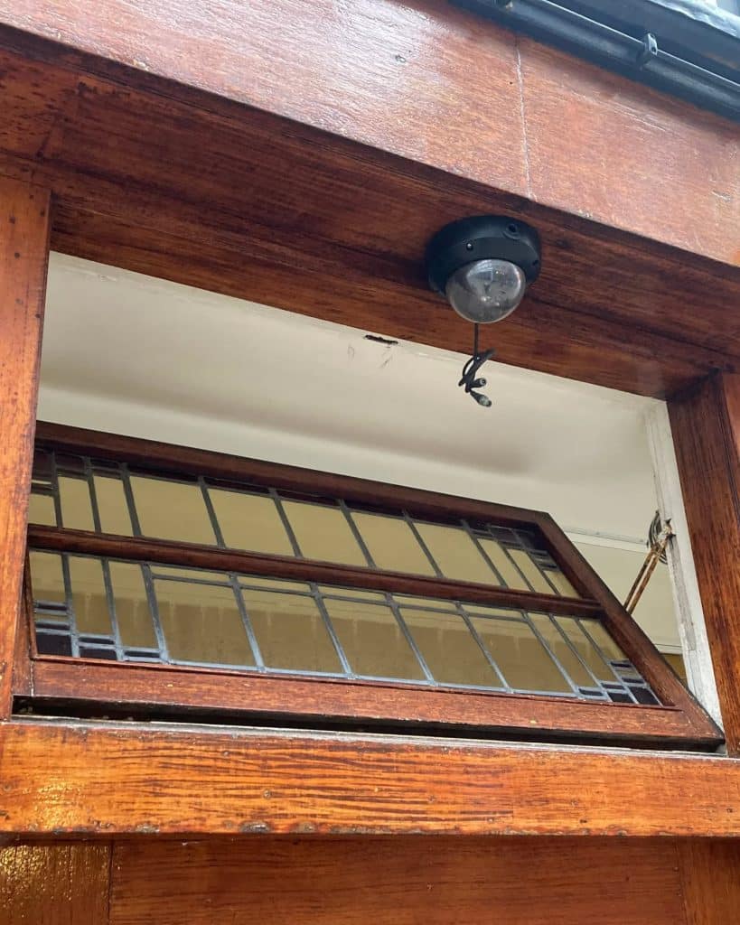 Ventilatieraam boven winkeldeur aan de Achterstraat 58 in Alkmaar