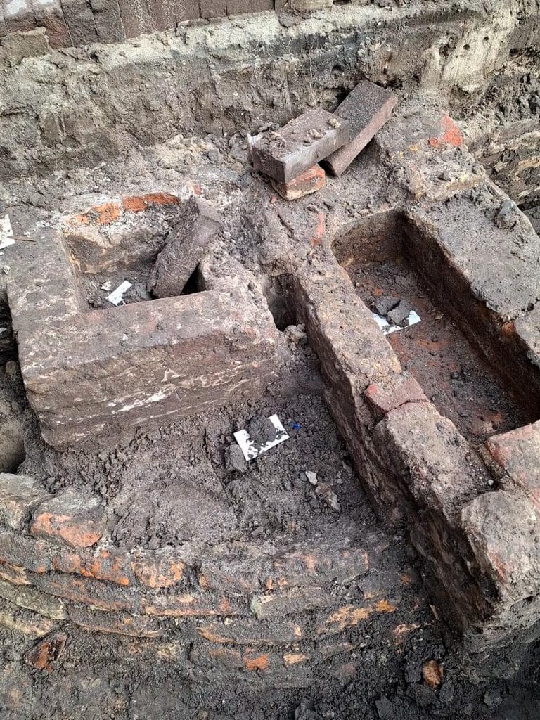 19e eeuwse muurstructuren in beerput in de Koorstraat.