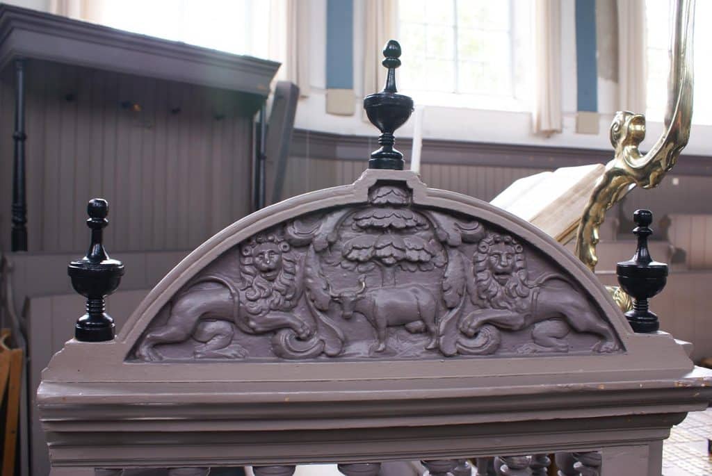 Detail met twee leeuwen op het koorhek in de Dorpskerk in West-Graftdijk. Foto J. van Zanten 2009.