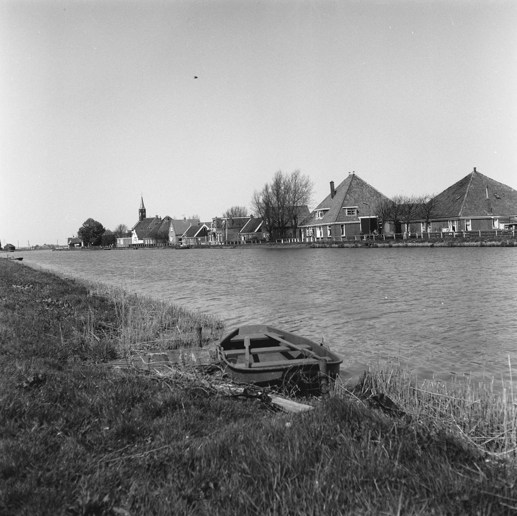 Dorpskerk in West-Graftdijk vanaf de Kleine Gracht. Foto JosPe 1967.