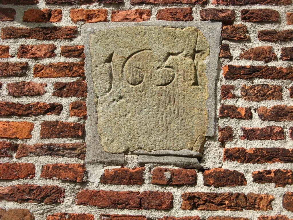 Gevelsteen '1651' op de Dorpskerk in West-Graftdijk. Foto J. van Zanten 2009.