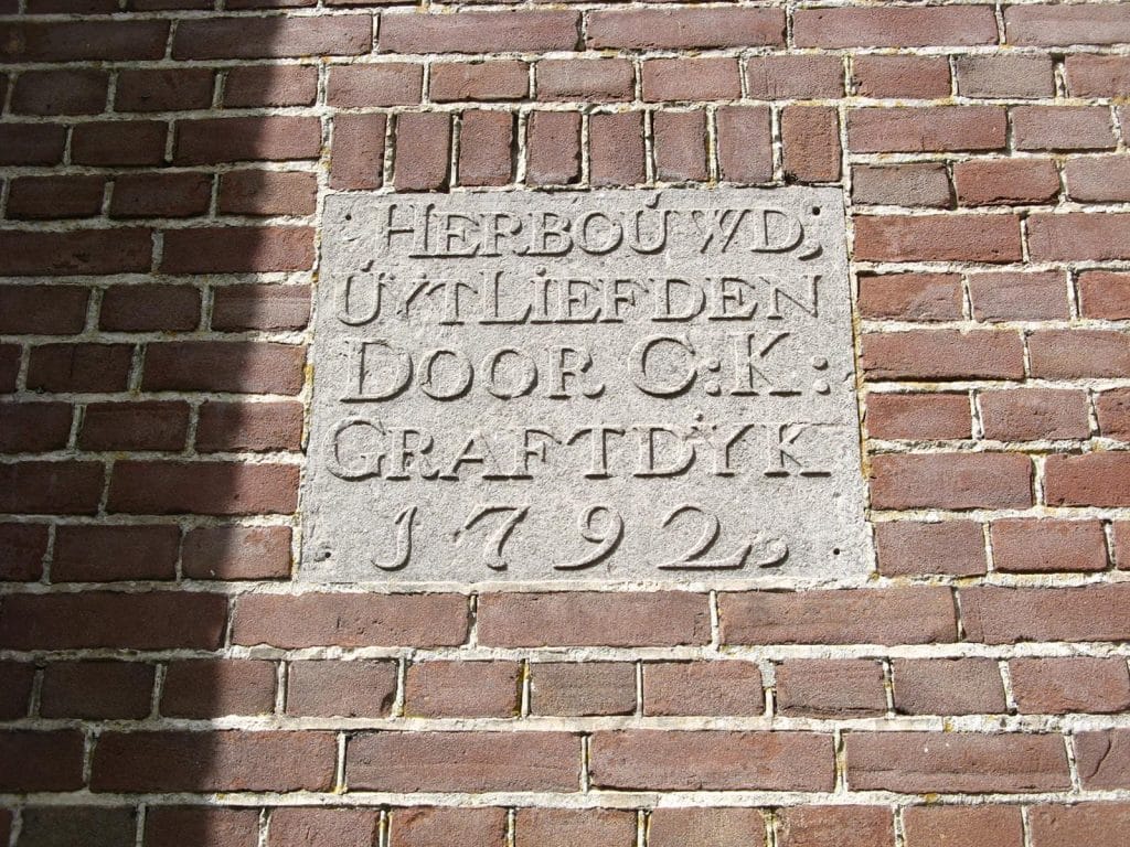Gevelsteen 'Herbouwd uyt liefden door C:K: Graftdyk 1792' op de Dorpskerk in West-Graftdijk. Foto J. van Zanten 2009.