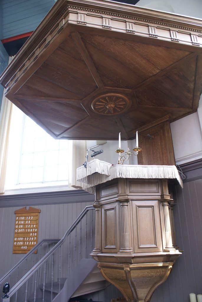 Preekstoel in de Dorpskerk in West-Graftdijk. Foto J. van Zanten 2009.
