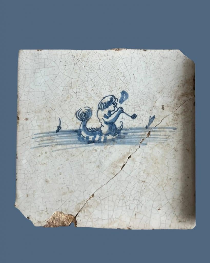 Tegel van zeemeerman Triton. Gevonden bij archeologisch onderzoek aan de Schermerweg in 2004.