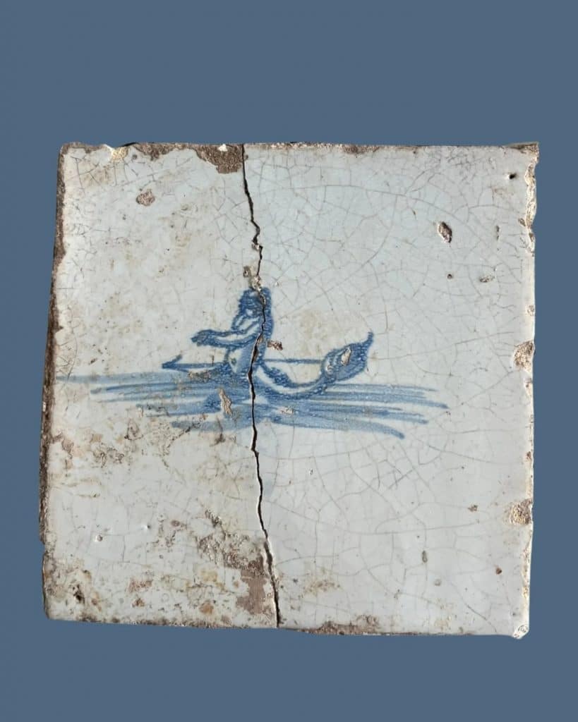 Triton in jagende houding met een harpoen. Gevonden bij archeologisch onderzoek aan de Schermerweg in 2004.