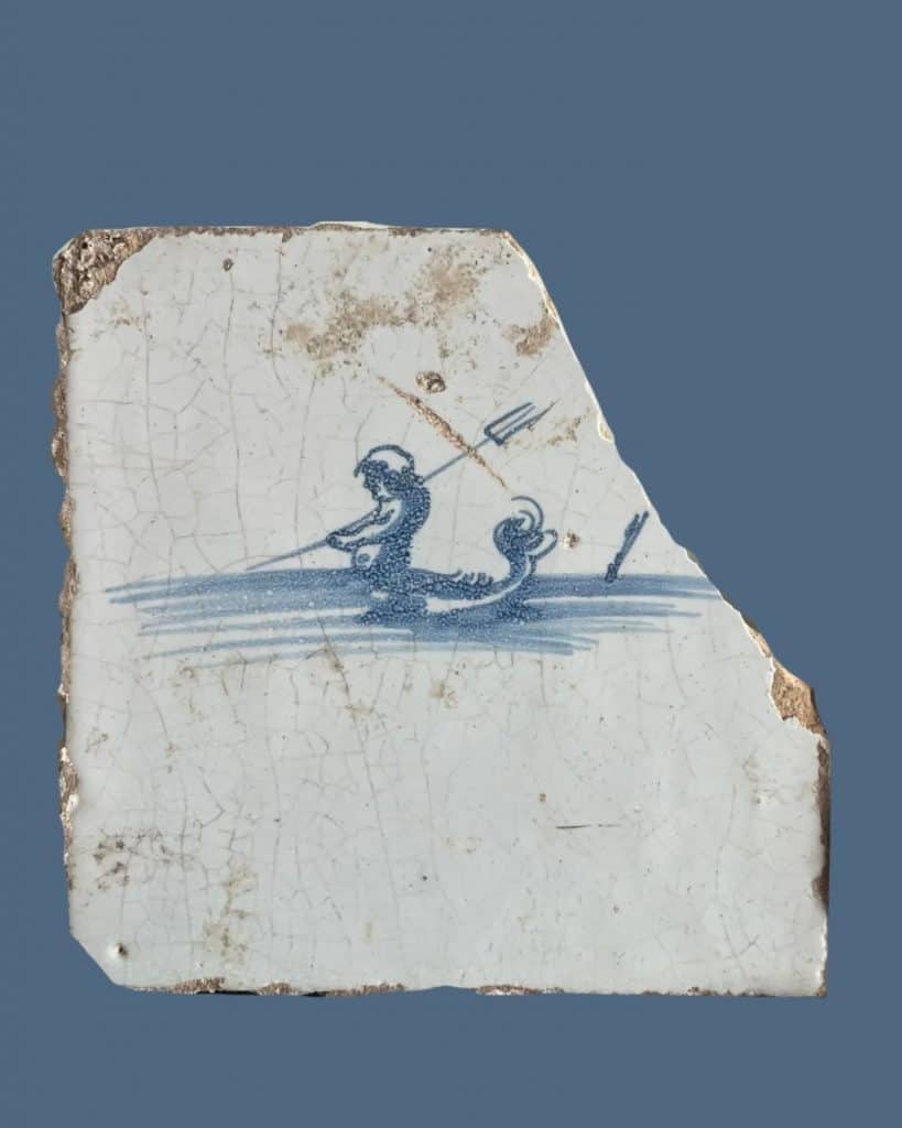 Triton met zijn gebruikelijke drietand. Gevonden bij archeologisch onderzoek aan de Schermerweg in 2004.