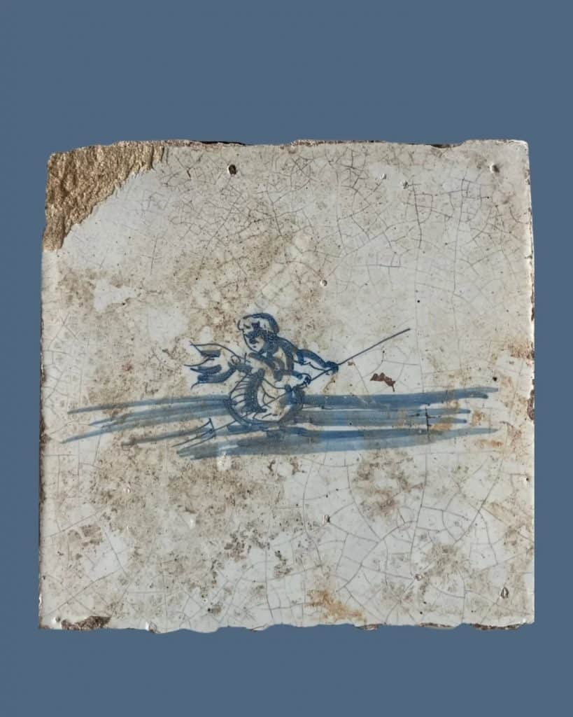 Triton met zijn gebruikelijke drietand. Gevonden bij archeologisch onderzoek aan de Schermerweg in 2004.