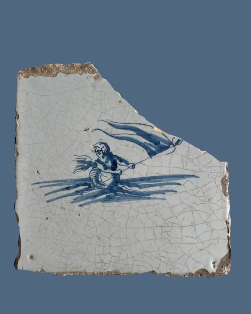 Triton seinend met een vlag. Gevonden bij archeologisch onderzoek aan de Schermerweg in 2004.