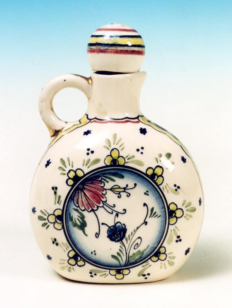 Kannetje met polychrome beschildering door Jan Kalksma (ongedateerd).