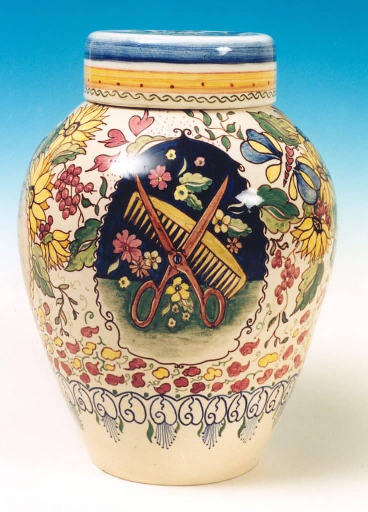 Een in 1951 vervaardigde pot met kam en schaar door Jan Kalksma.