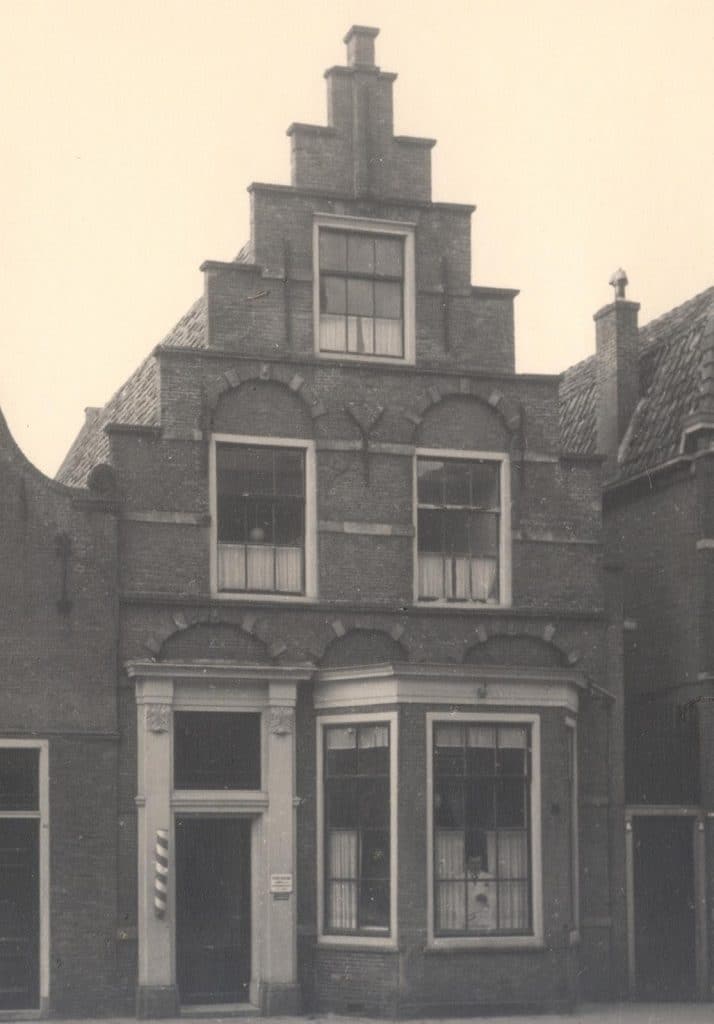 Pand Laat 175 met erker en barbierspaal