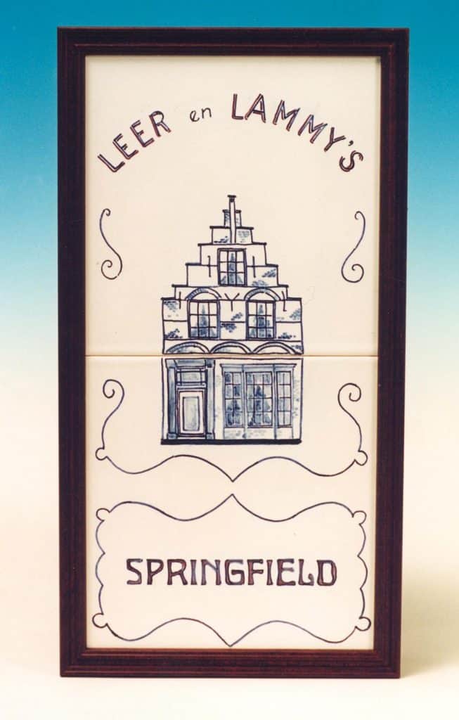 Een impressie van het pand Laat 175 door Jan Kalksma vervaardigt in de vorm van een tegeltableautje (Collectie F.J. Kalksma, Alkmaar).