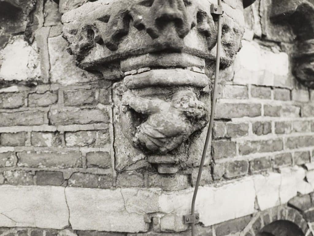 Sculptuur van een kakkende man op de toren stond van het stadhuis in de Langestraat. Foto Joop Elsinga 1977.