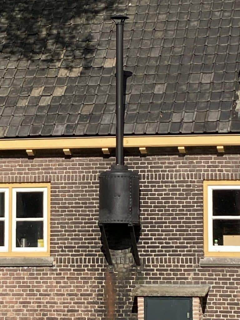 Geklonken rookgasafvoer van het Dieselgemaal aan de Cort van der Lindenkade.