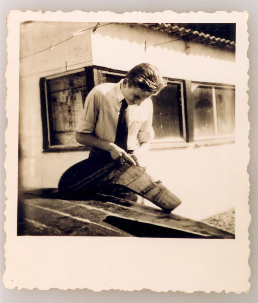 Jan Kalksma aan het werk in de tuin achter het pand Laat 175