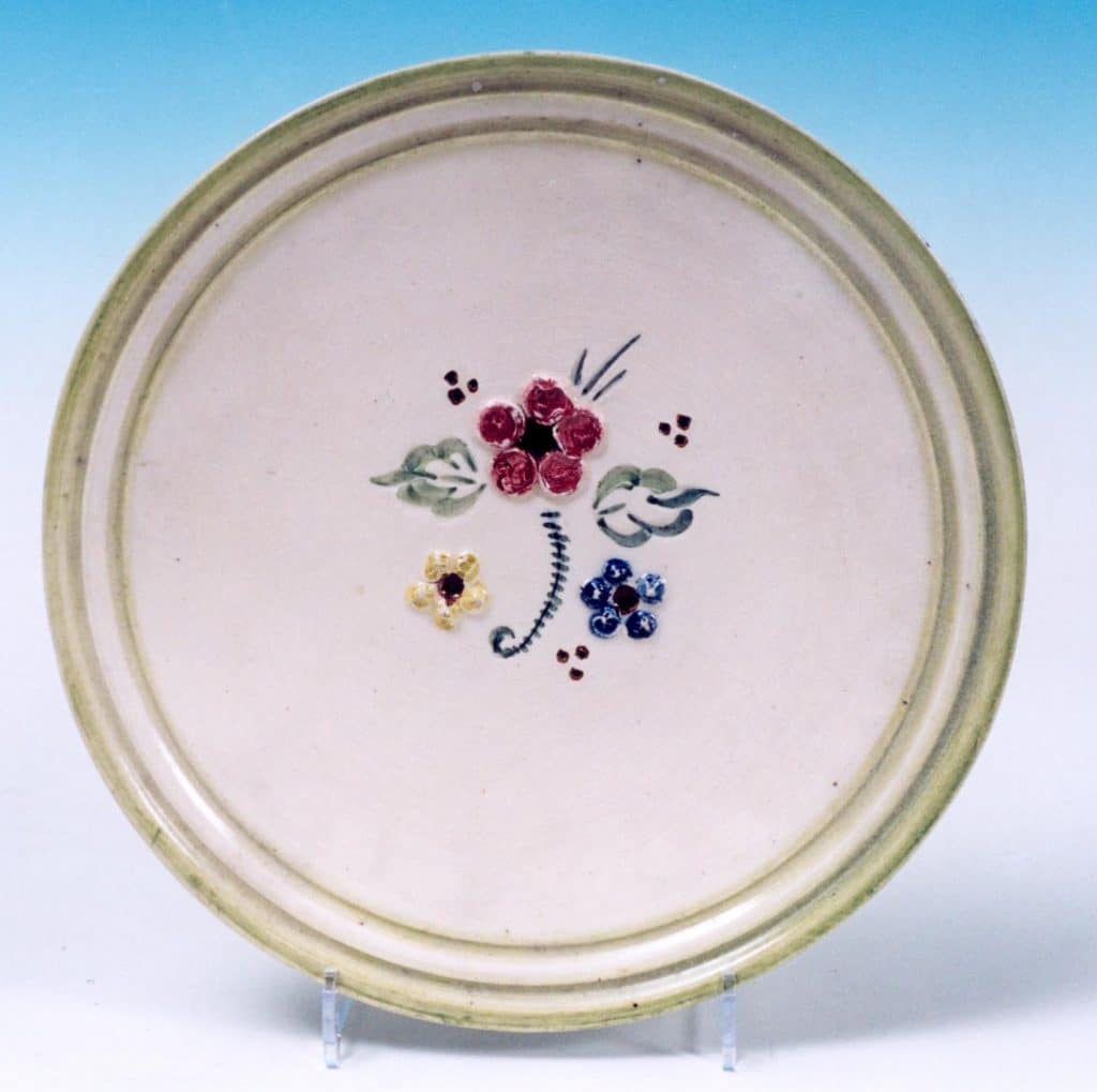 Bord met polychrome appliques vervaardigd door Jan Kalksma in zijn Alkmaarse periode