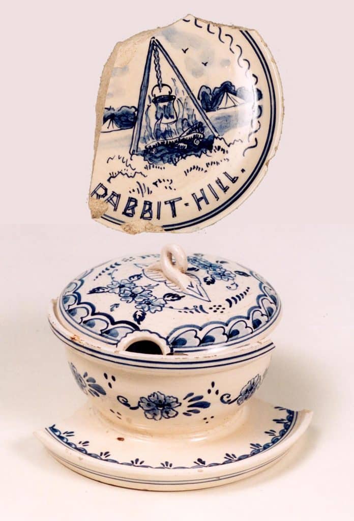 Opgegraven jampotje en deksel en een scholteltje met Rabbit Hill