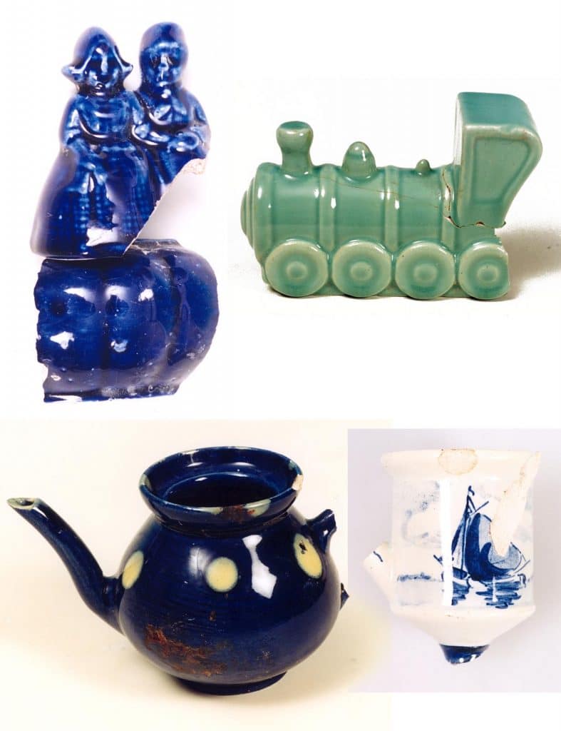 Aardenwerk voor toeristen. Een stelletje in klederdracht, een theepotje, een treintje en een snuiter met een afbeelding van een schip door Jan Kalksma.