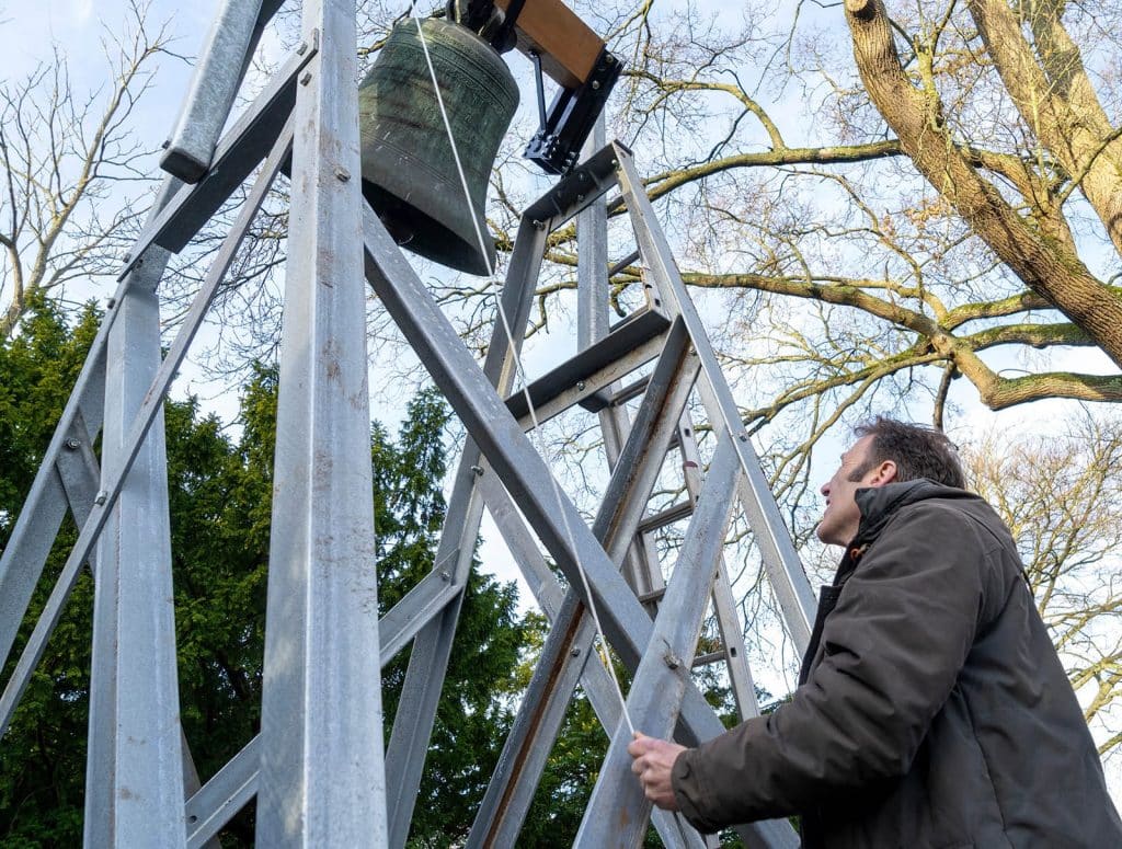 Christiaan Winter bij de Mariaklok Foto Jan Jong
