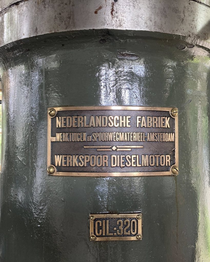 De dieselmotor van het Dieselgemaal aan de Cort van der Lindenkade