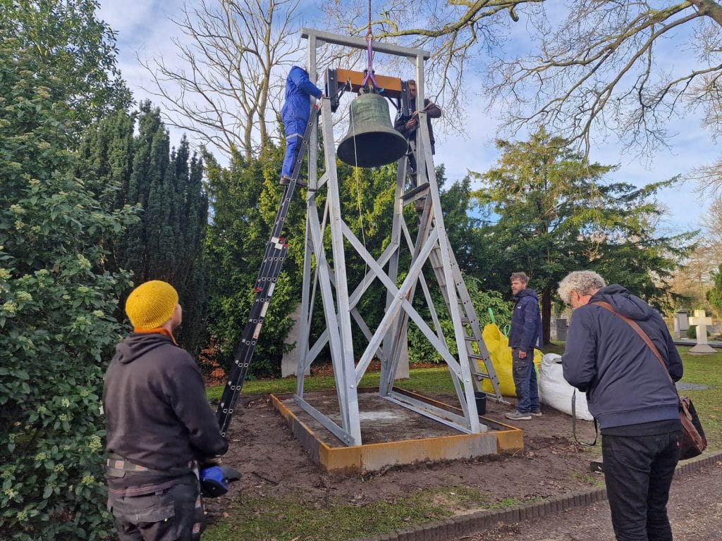 De klok wordt in de klokkenstoel gehangen