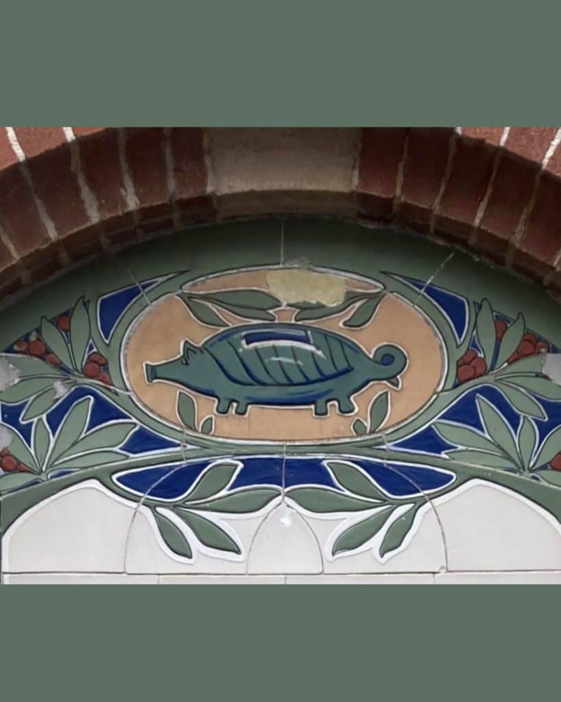 Detail van het tegeltableau met spaarvarken op de gevel van de Spaarbank Alkmaar.