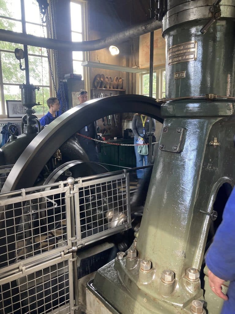Het interieur van het Dieselgemaal aan de Cort van der Lindenkade. Met een medewerker bij de dieselmotor.