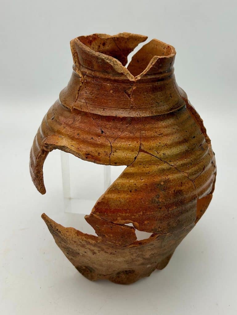 Veertiende eeuws kannetje gevonden in de Schoutenstraat.