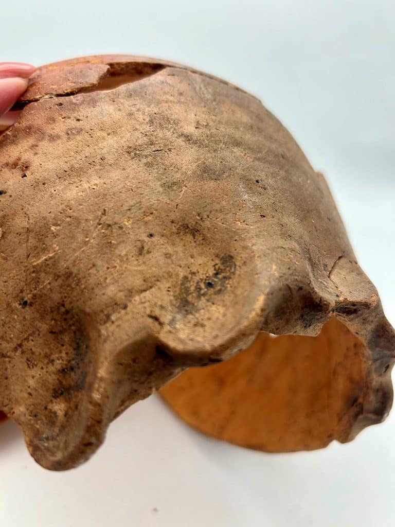 Bolle kant van het Veertiende eeuws e kannetje gevonden in de Schoutenstraat.