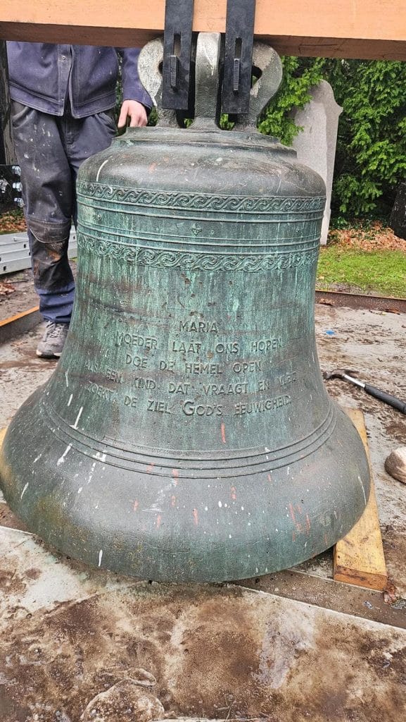 Mariaklok uit de Dominicuskerk met tekst. Maria Moeder laat ons hopen. Doe de hemel open. Als een kind dat vraagt en vleit zoekt de ziel God’s eeuwigheid.