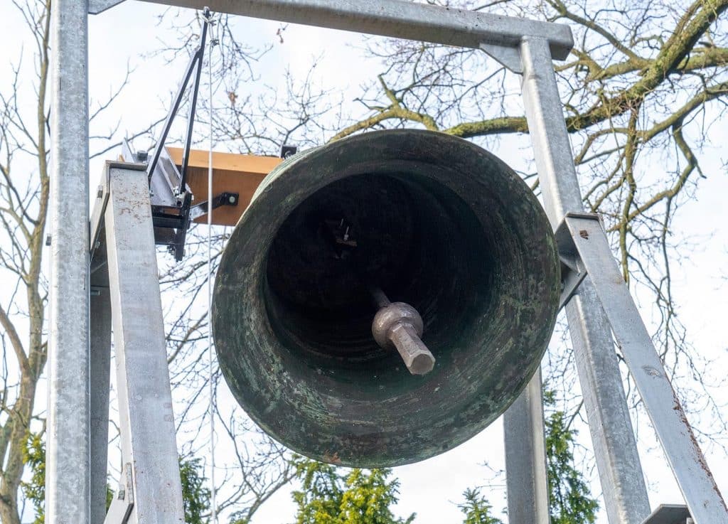 Mariaklok hangt vanaf nu op de Algemene Begraafplaats in Alkmaar. Foto Jan Jong