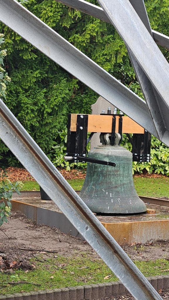 Mariaklok klaar om omhoog gehezen te worden