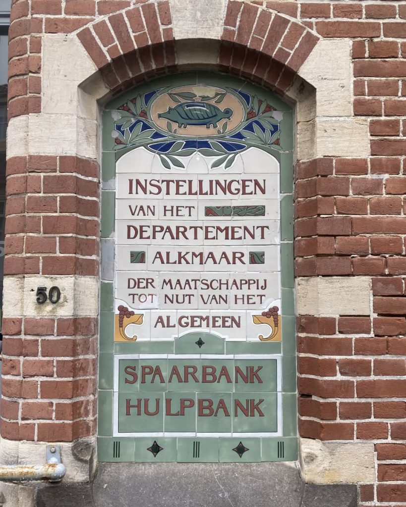 Tegeltableau met spaarvarken op de gevel van de Spaarbank Alkmaar