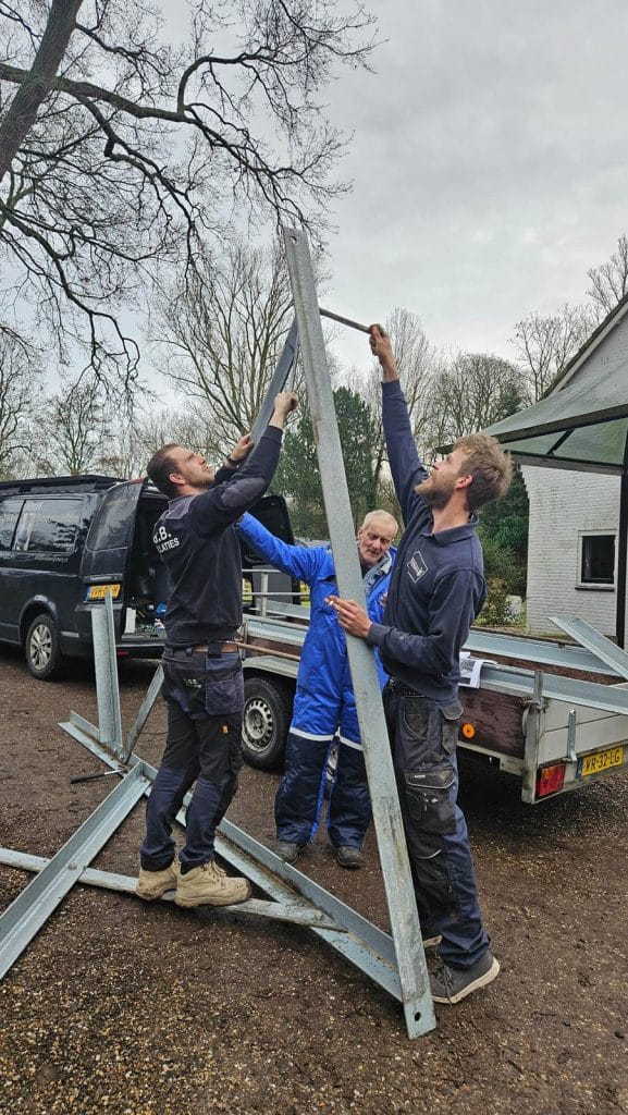 Mannen zijn bezig met de klokkenstoel
