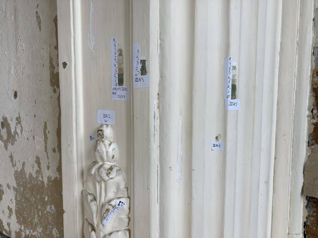 Kleurtrapjes laten zien welke kleuren in de loop van de jaren gebruikt zijn in het huis.