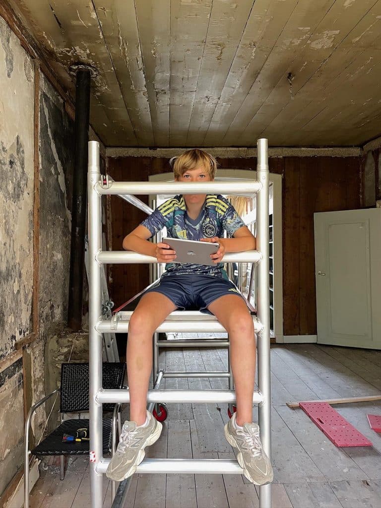 Casper zit lekker te chillen op de steiger.