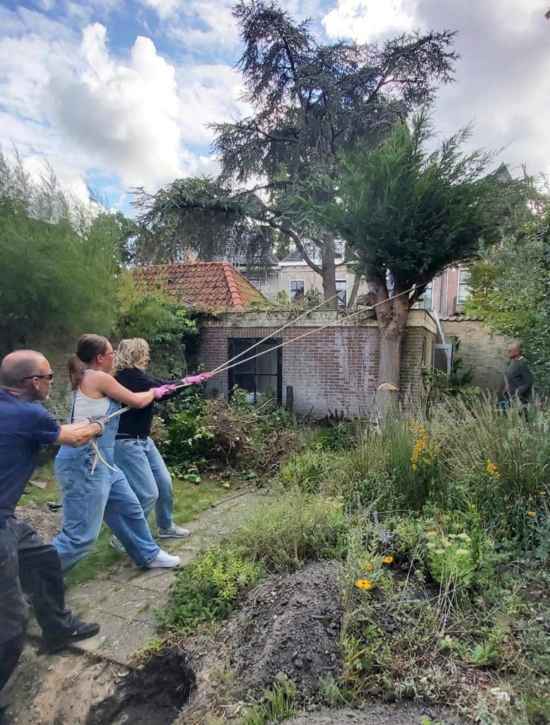 De tuin van Oudegracht 243 wordt aangepakt.