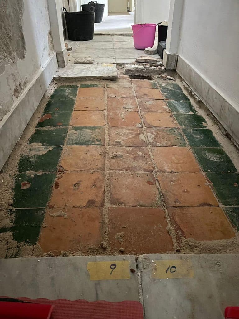 Onder de marmeren vloer in de gang bleek nog een veel oudere plavuizen vloer te liggen.