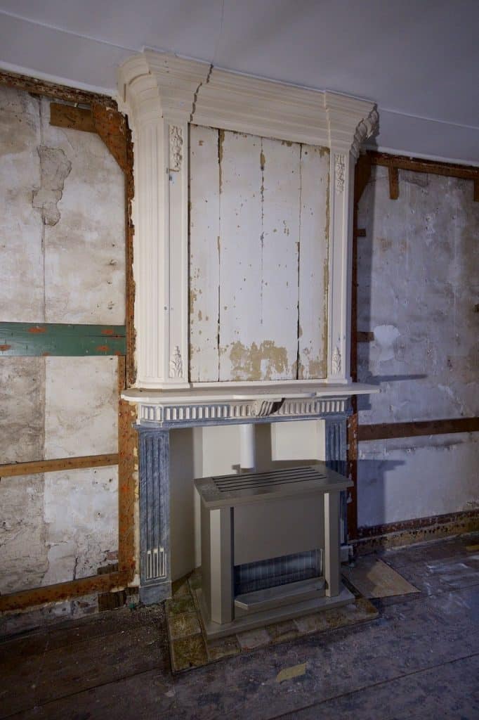 De achttiende-eeuwse schouw in de voorkamer aan de Oudegracht. Foto Rover Images | Rob Verhagen.