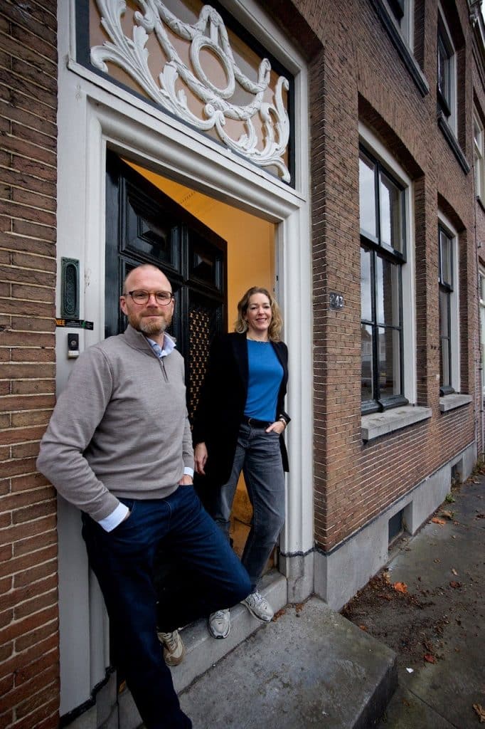 Michelle en Johan in de deuropening van hun huis aan de Oudegracht. Foto Rob Verhagen.