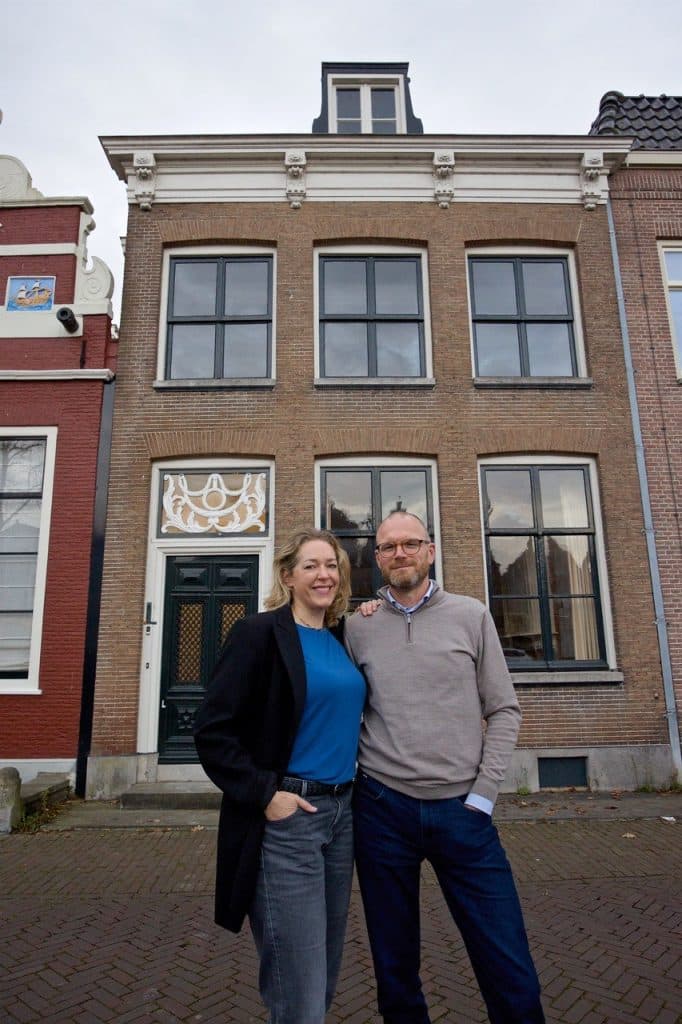 Michelle en Johan voor hun huis aan de Oudegracht. Foto Rob Verhagen.