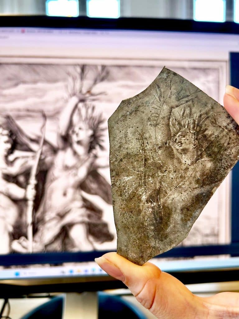 Glasscherf met de nimf Daphne die, volgens de Griekse mythologieie transformeert tot een laurierboom.