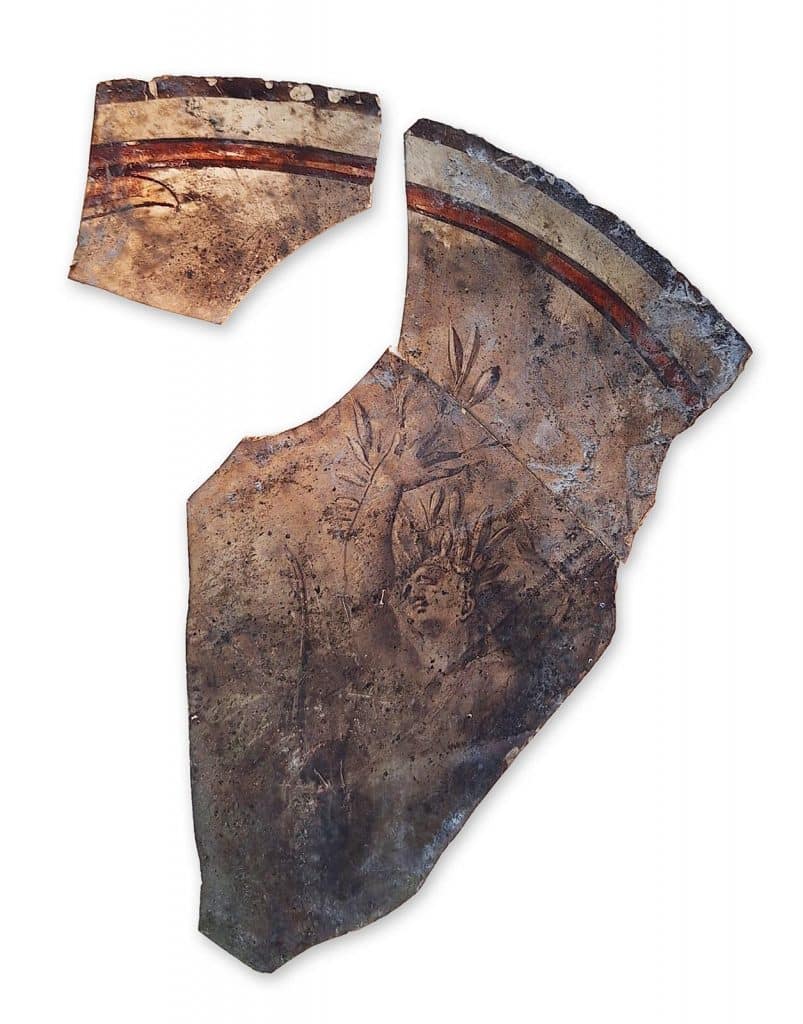 In één van de scherven is een gezicht te zien.