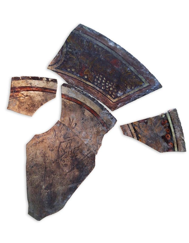 De scherven samen vormden een bord.