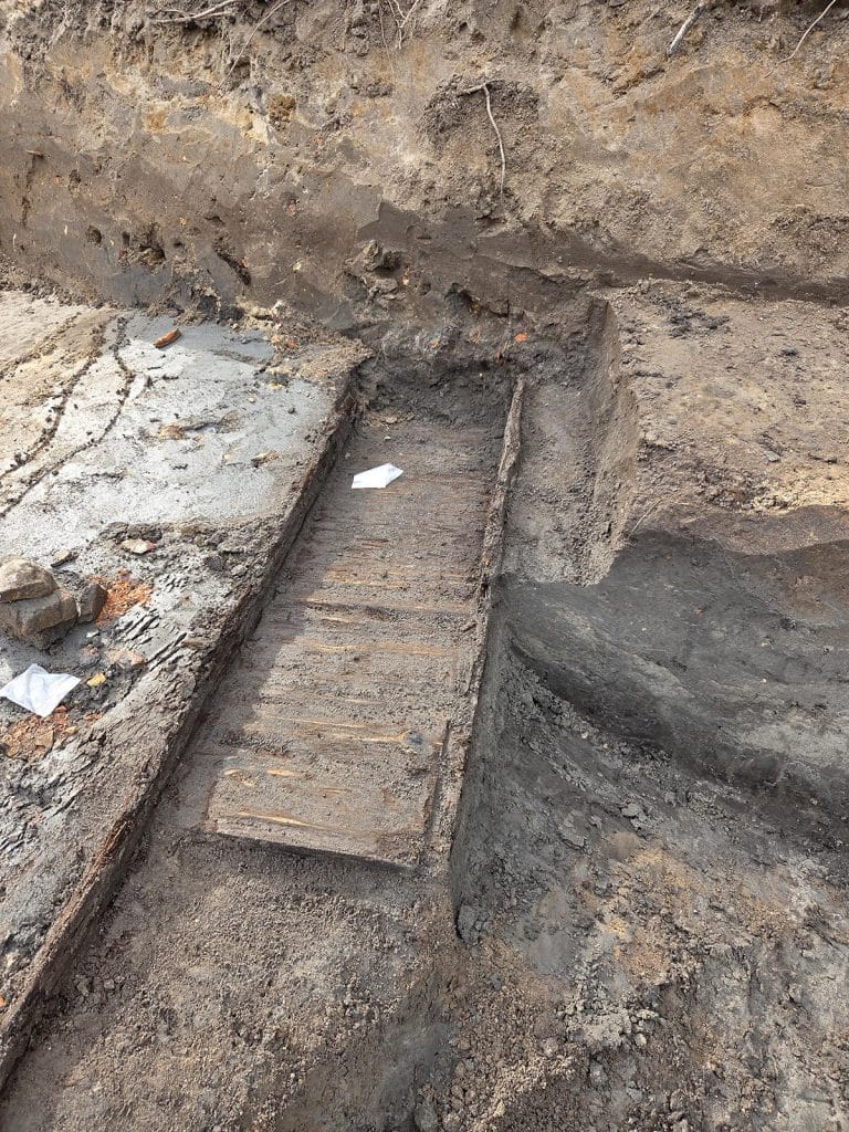Een mysterieuze houten constructie, gevonden in een spoor van een oude sloot.