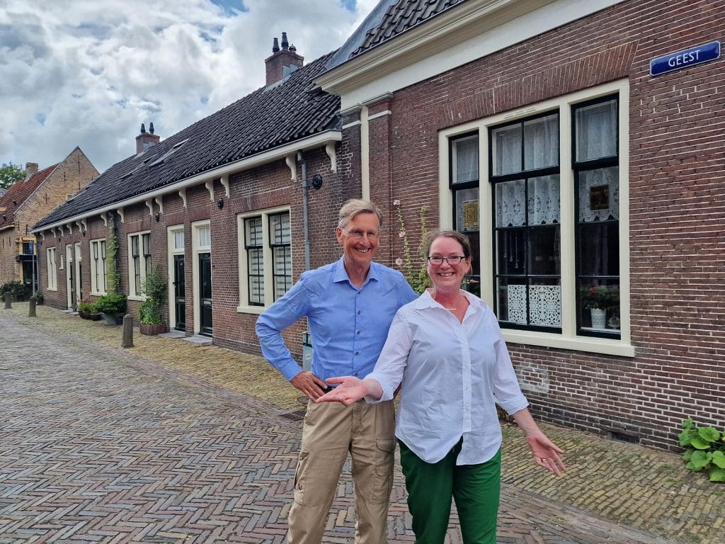 Anna en André aan de Geest in de binnenstad. Een geest was vroeger de naam voor de lange akkers die mensen creëerden op de hoger gelegen strandwallen.