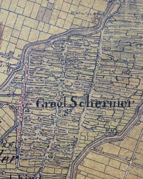 Unieke strokenverkaveling die mogelijk in de 13e eeuw op nieuw is ingericht in de bestaande verkaveling. In het midden de waterlopen en tevens mogelijke ontginningsassen de Oude Gouw en Delft. Deze staan dwars op de verkaveling. Topografische Militaire kaart 1857.