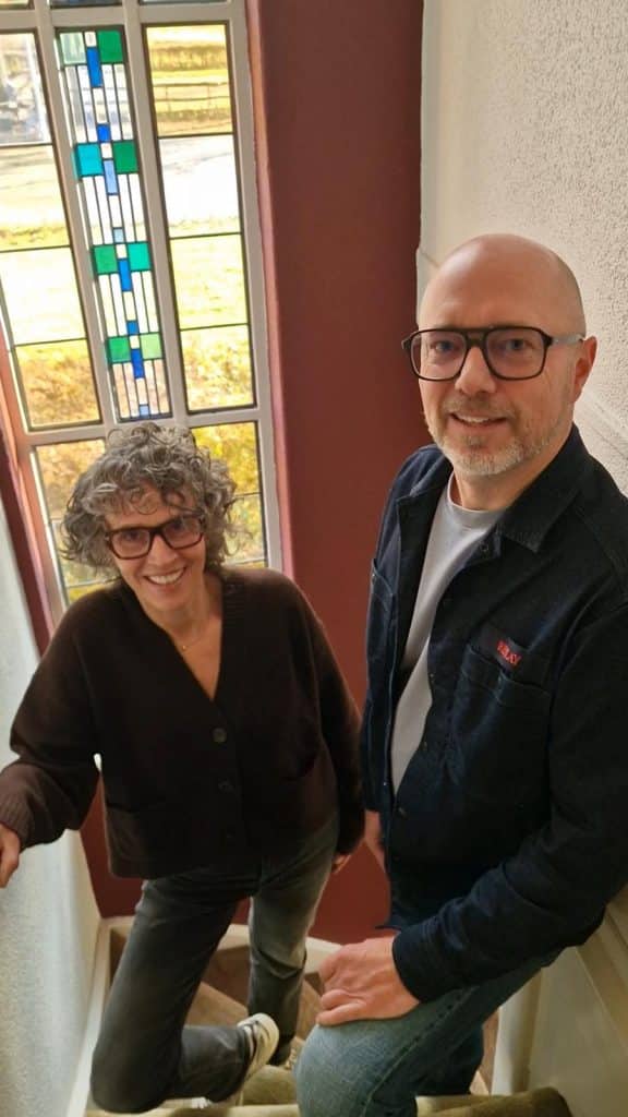 Viviana en Martijn zijn blij met het geïsoleerde raam.