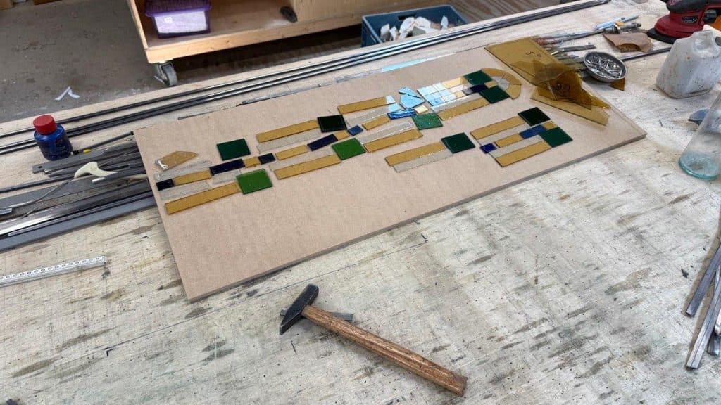 Losse stukjes glas in werkplaats van Sjoerd.